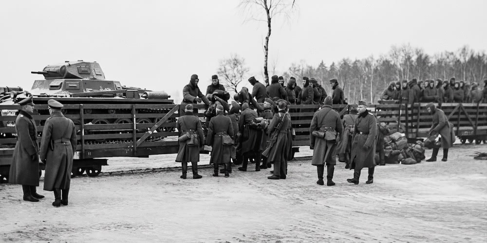 Kriegsgefangene besteigen eine Moorbahn