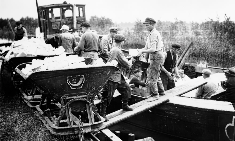 Kriegsgefangene besteigen eine Moorbahn